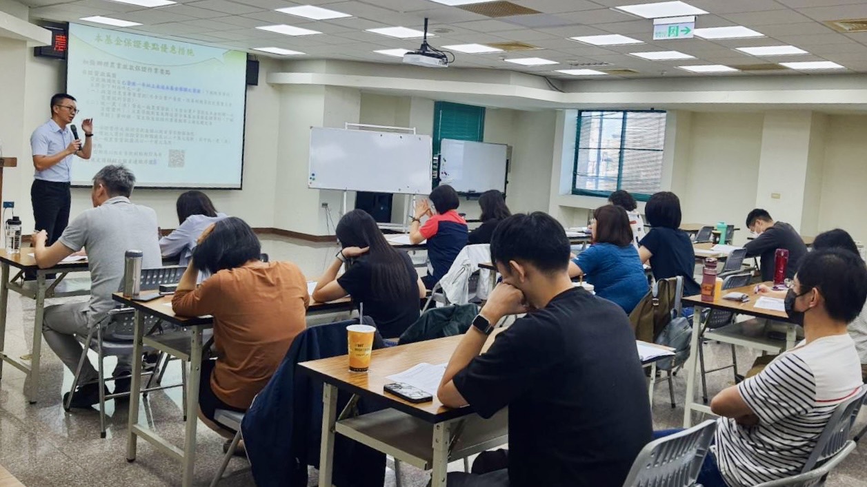 本基金保證業務說明會本週移師中臺灣，今日(9/3)來到名間鄉農會展開課程，感謝所有農會先進熱情參與及踴躍提問！🙏  在研習課程中🔔，本基金講師巧妙地結合實際案例📈，與現場學員進行熱烈的互動交流🔥。藉由學習與分享，攜手配合政府各項農業政策🏛️，為農漁民提供優質的農業融資及保證服務🛡️，協助農漁民朋友順利取得經營所需資金💰。