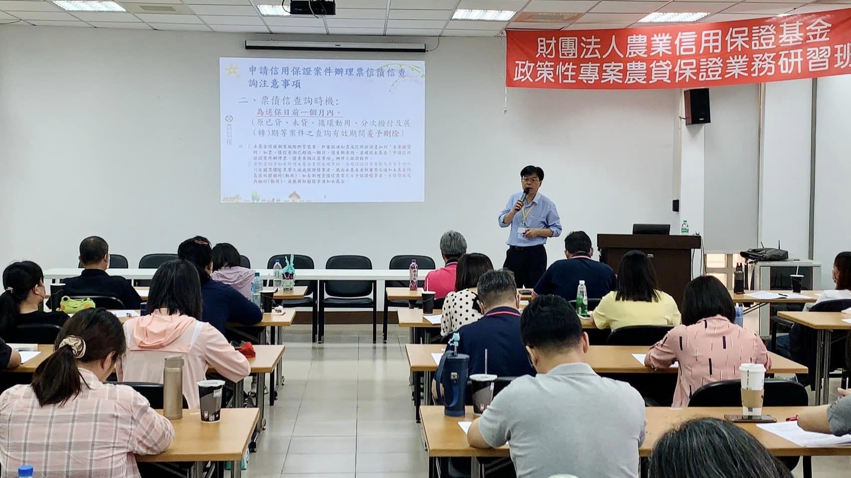 在魚米之鄉—美麗的雲林，本基金於6月8、9日，在充滿人情味的土庫鎮農會🏞️辦理保證業務說明會📣。 想要了解更多關於農信保業務資訊？由金牌講師群🎖️以生動有趣的方式進行說明，配合實際案例分析📈及熱烈的意見交流🔥，透過雙向互動🔄推動農業貸款業務，共同配合政府政策🏛️，提供最優質的農業融資及保證服務🎁，讓每一位農漁民朋友及農漁企業都能順利取得經營所需資金💰。