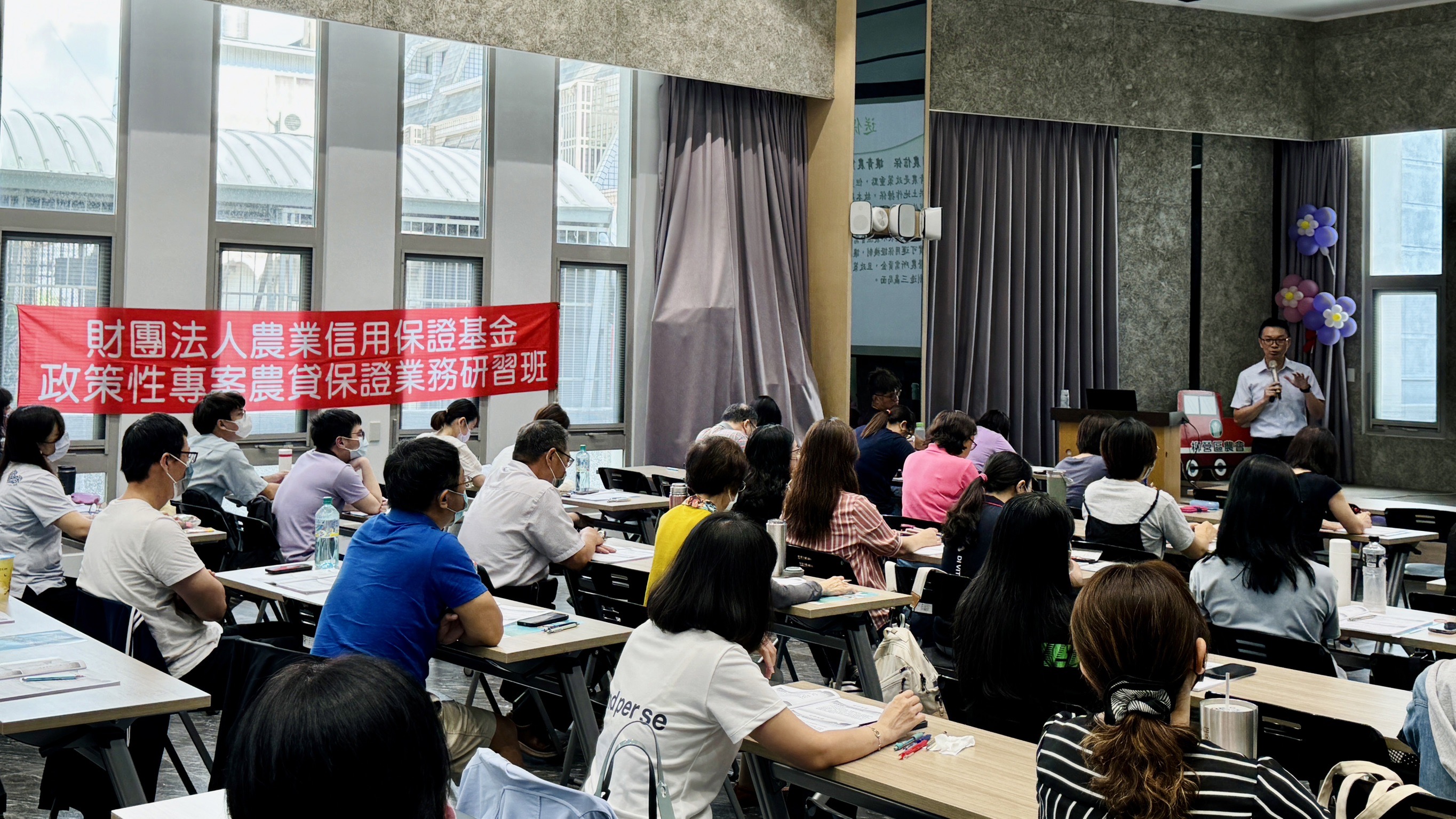 馬不停蹄地接力舉辦！本基金保證業務說明會於7月5日，來到文化首都臺南，在柳營區農會展開！🚀🚀  今天的「保證業務研習班」內容包含豐富課程，由農信保金牌講師透過保證要點介紹、實務作業的案例分析，以及意見交流，一起學習、共同成長。